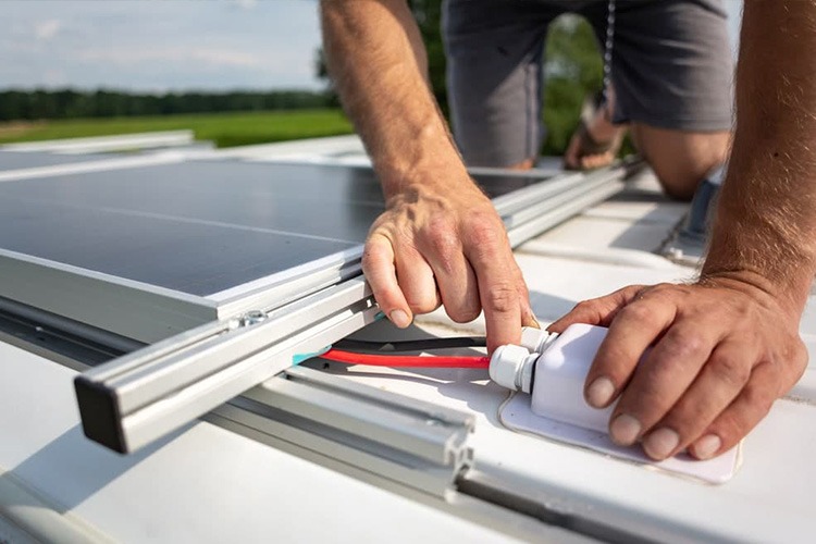 Zonnepanelen aansluiten